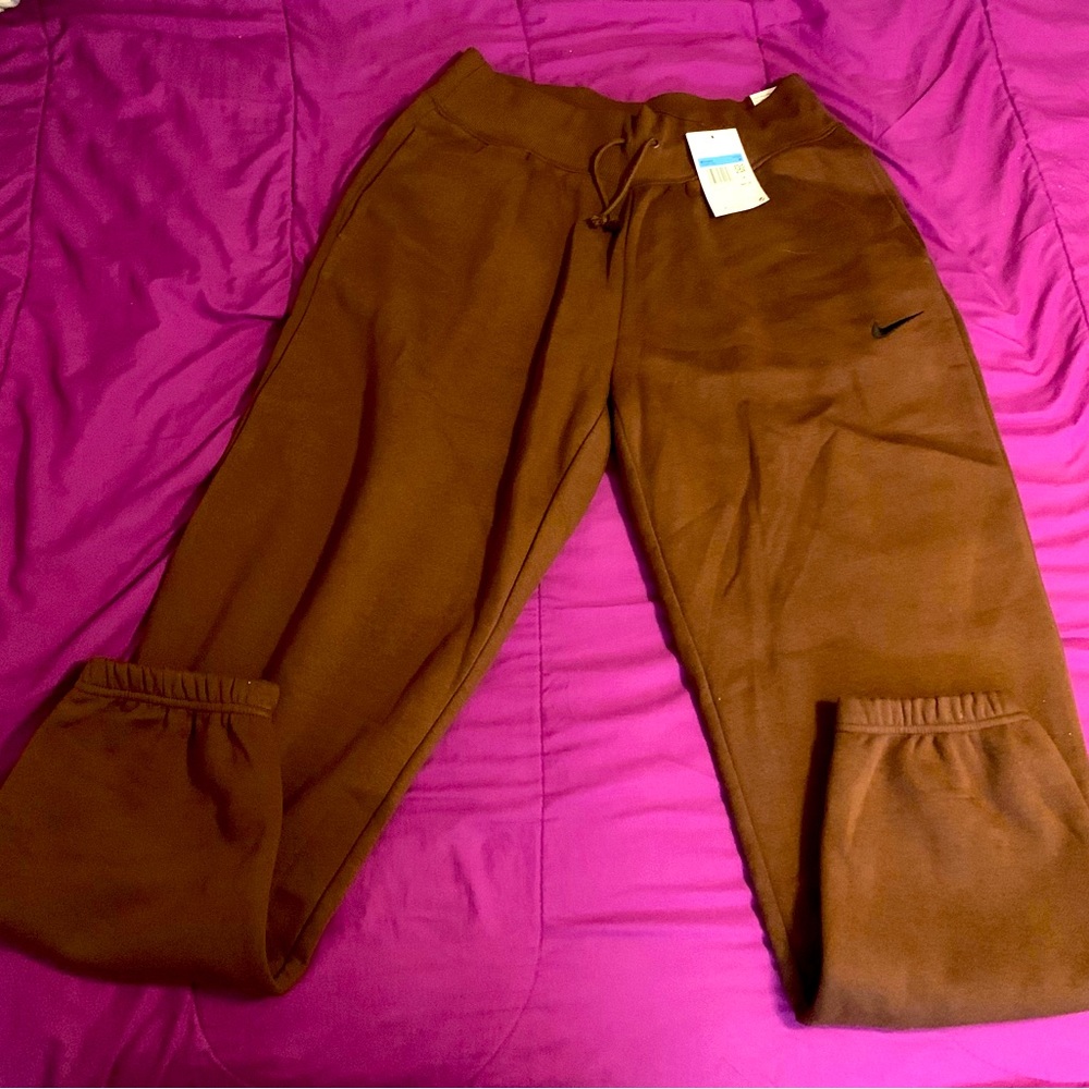 Women’s Oversized Nike Sweatpants in Mocha